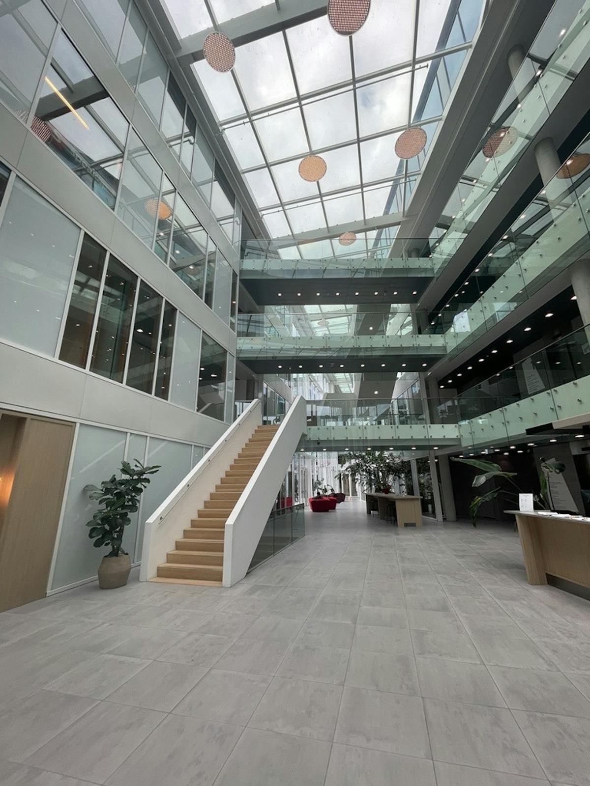 Lichte verbetering bij grote bureaus, personeelstekort en aanbestedingsuitdagingen