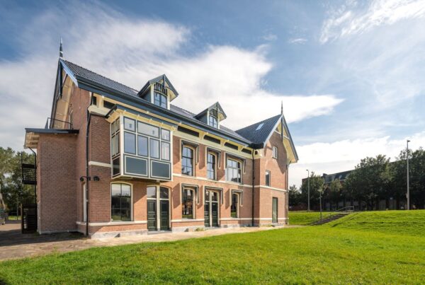 Glas bij monumenten: Hoe behoud je de authentieke uitstraling en verduurzaam je efficiënt? - featured image